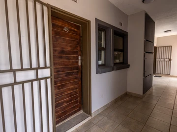 2 Bedroom Flat & Apartment