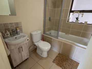 2 Bedroom Flat & Apartment